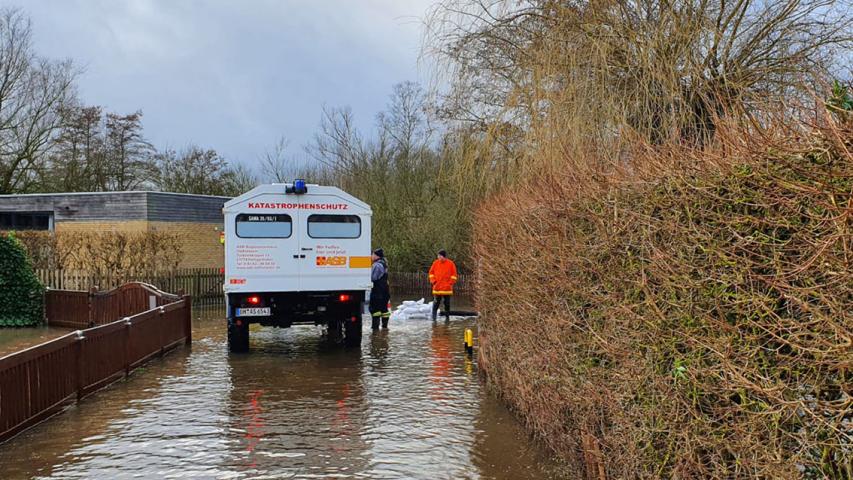 Der ASB-Unimog bei einer Kontrollfahrt durch die überschwemmte Aalbeek-Siedlung in Niendorf.